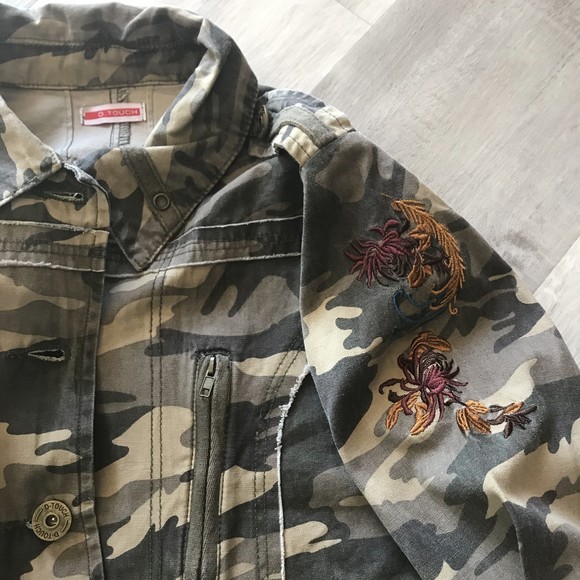 NWOT D. Touch Camo Embroidered Bird Peacock Cropped Military Look Jacket sz Med - Picture 6 of 11